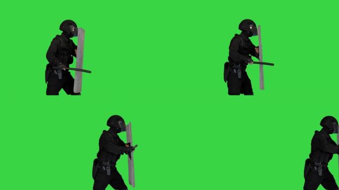 防暴警察打击他的防暴盾牌，同时向前移动与盾牌上的绿色屏幕，颜色键