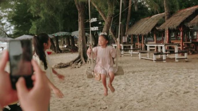 父亲、母亲和可爱的女儿旅行海滩-股票视频