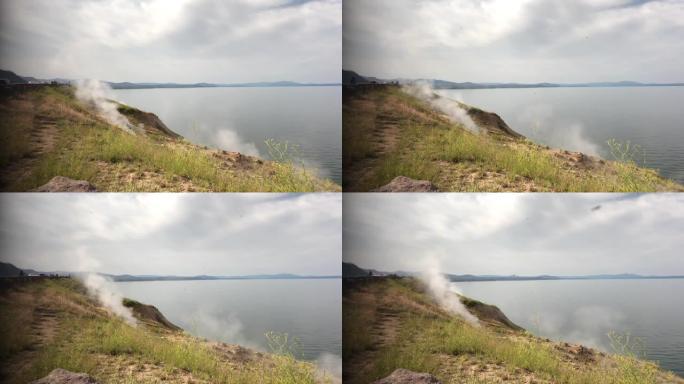 汽船角俯瞰着黄石国家公园黄石湖沿岸的蒸汽喷口冒出的烟雾。