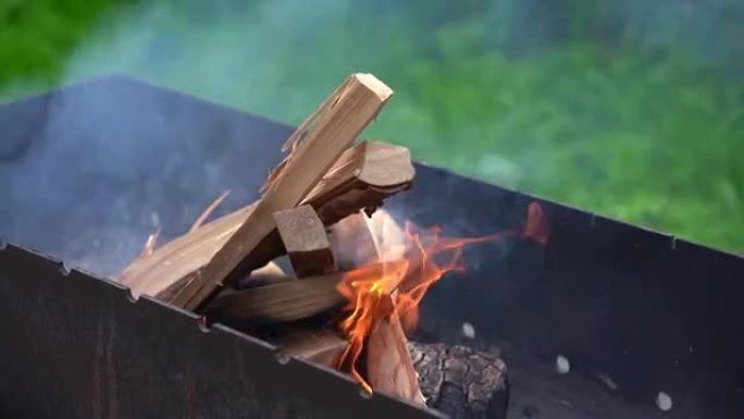 木柴在燃烧，火焰在烤架上