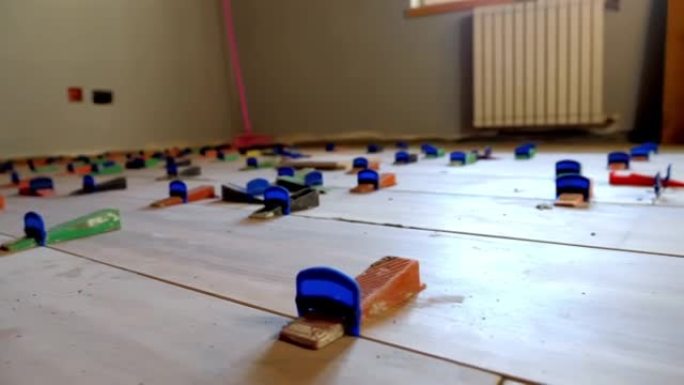 使用自调平垫片将瓷砖铺在地板上