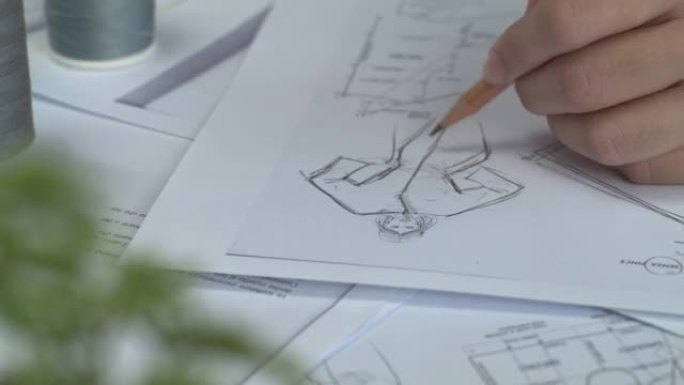 设计师在纸上用铅笔手绘