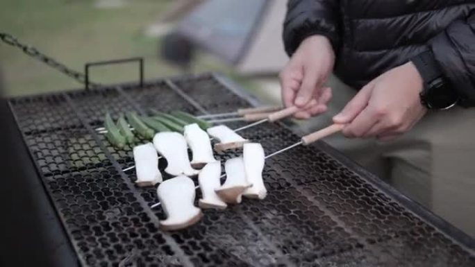 在烧烤炉中露营和烹饪烧烤炉。