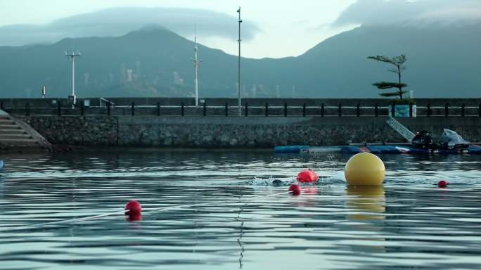 体育游泳比赛东泳清澈的水
