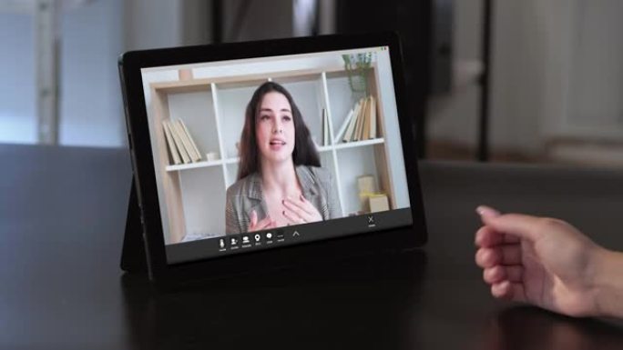 视频通话虚拟会议雄心勃勃的女性平板电脑
