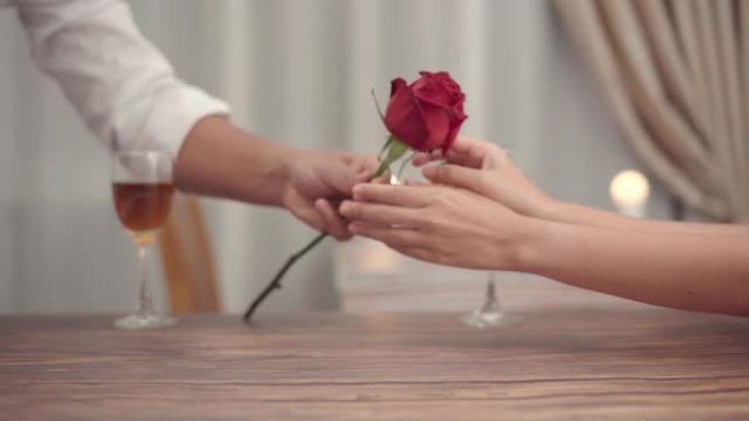特写男人给女友送红玫瑰花