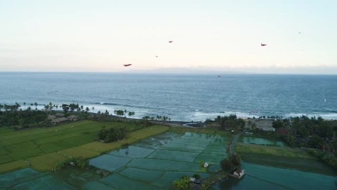 风筝在海洋鸟瞰图附近飞翔。