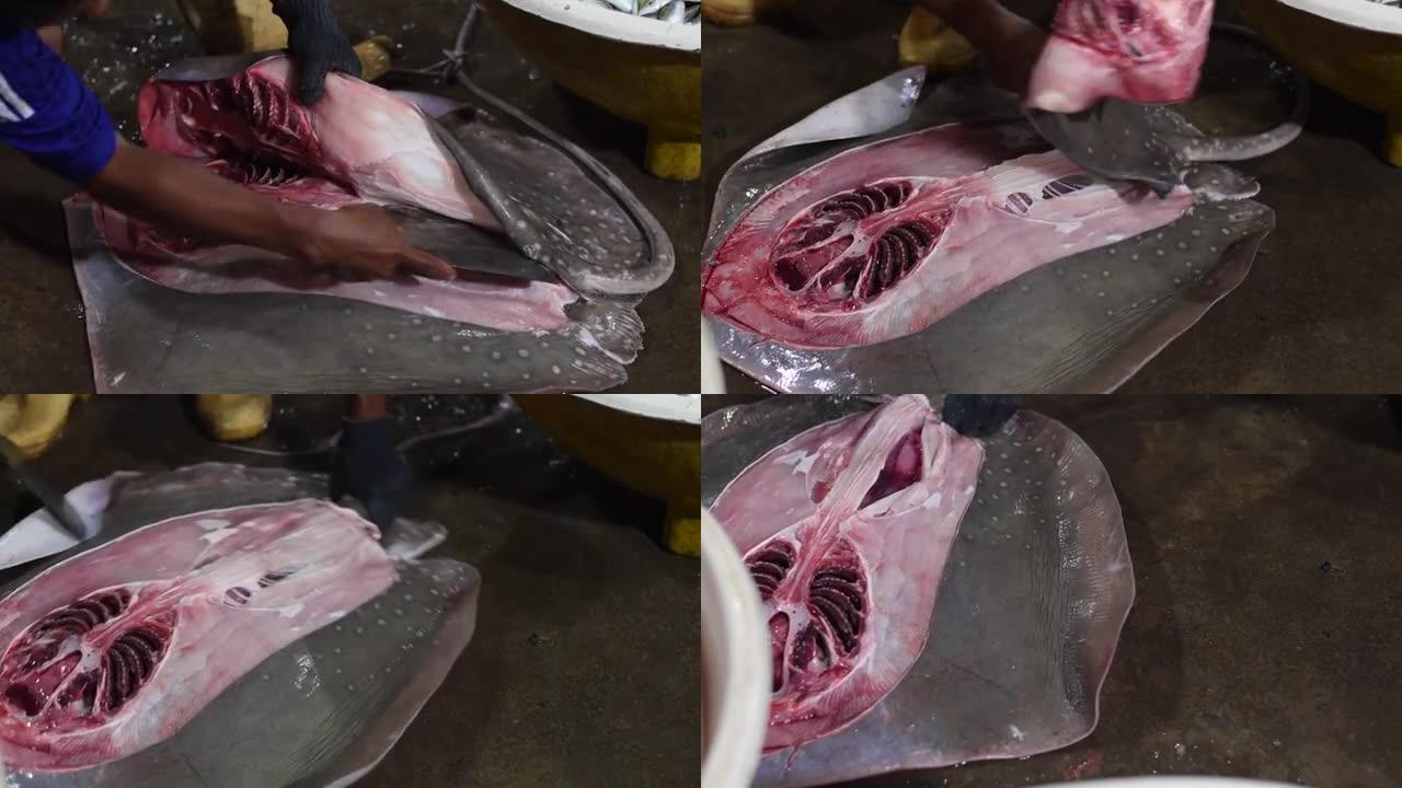 将黄貂鱼 (rays鱼) 斩首成碎片，在鱼市场上出售
