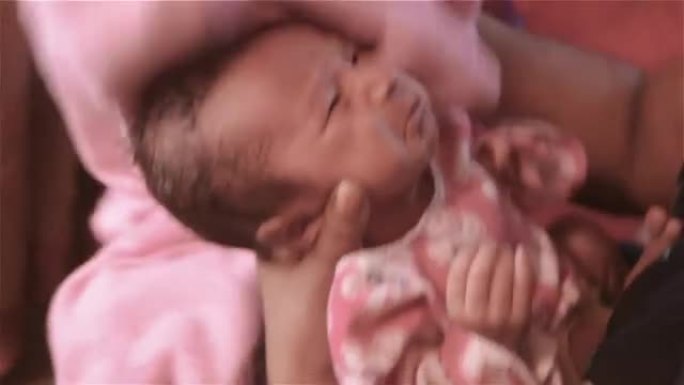 新生婴儿洗澡。美丽的新生男婴特写镜头 (6天大) 躺在产前医院的妈妈腿上。裹着婴儿毯的孩子 (保暖的