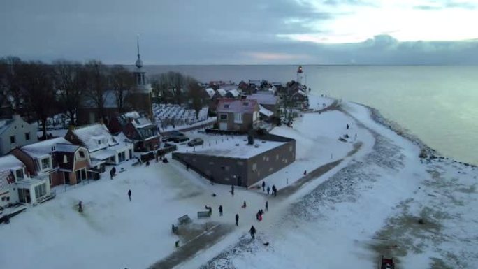 Urk荷兰灯塔冬季积雪覆盖海岸线，Urk景观灯塔冬季荷兰天气