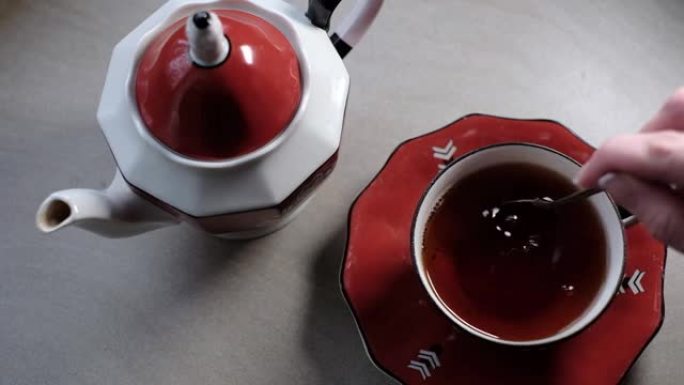 在漂亮的老红瓷茶具中混合红茶。