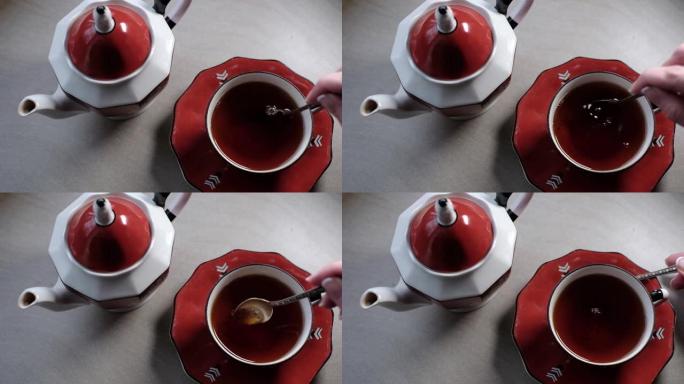 在漂亮的老红瓷茶具中混合红茶。