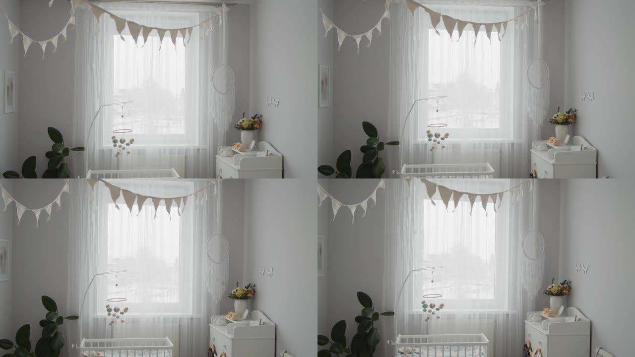 时尚明亮的现代婴儿房内部:婴儿床，悬挂移动，可更换的桌子