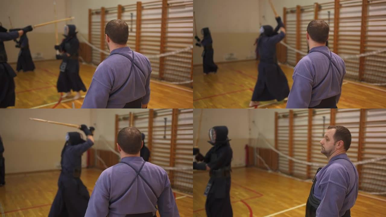 武术老师，在他的剑道课上，观察学生的技术