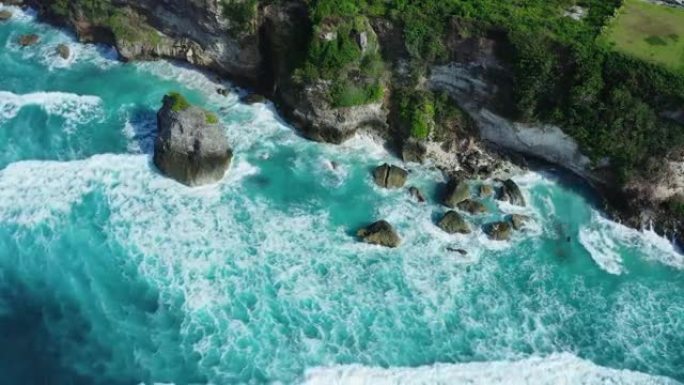 潮汐在巴厘岛的悬崖上破裂