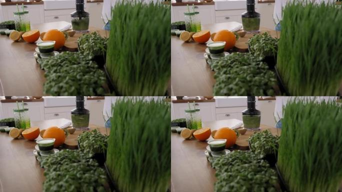 一个女人在搅拌机里搅动微绿蔬菜和新鲜水果的特写镜头。
