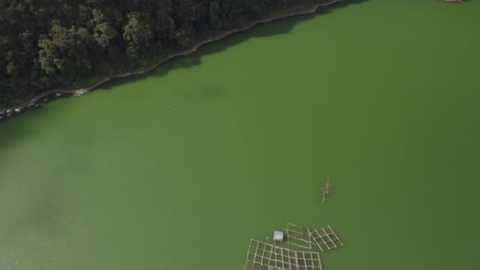 无人机倾斜到绿湖上方