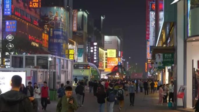 夜间照明长沙市中心著名步行购物街慢动作全景4k中国