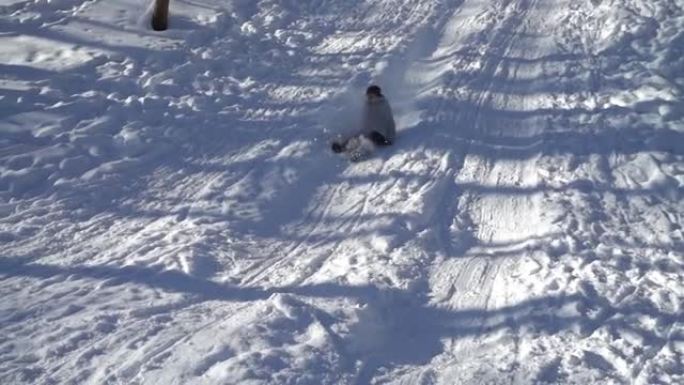 这个女孩在雪橇上骑着雪地滑梯。慢动作。