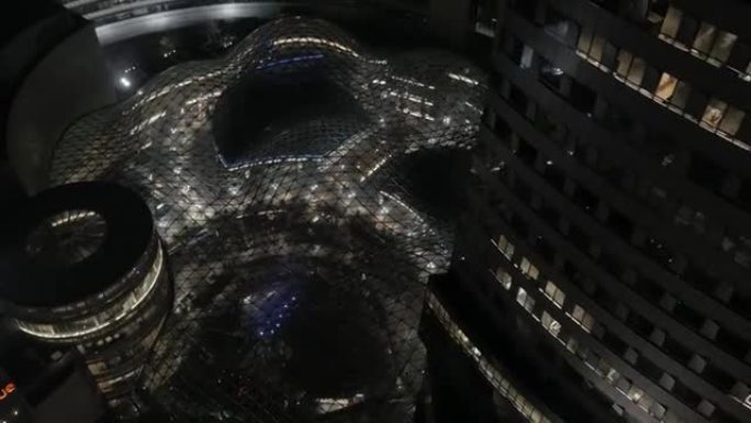 华沙夜间的航拍视频。购物中心z ł ote Tarasy的美丽玻璃圆顶和摩天大楼的天际线