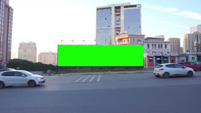 城市，城市生活的绿屏广告牌。空白广告面板，用于营销的横幅。色度键空号。