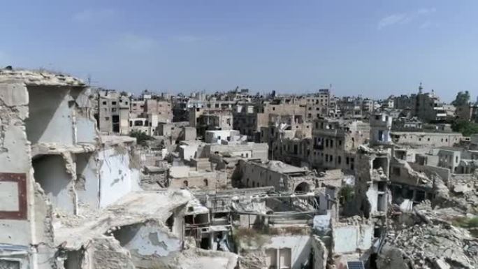 叙利亚阿勒颇的建筑在内战10年后。我们可以看到轰炸后被摧毁的建筑废墟-无人机4K鸟瞰图