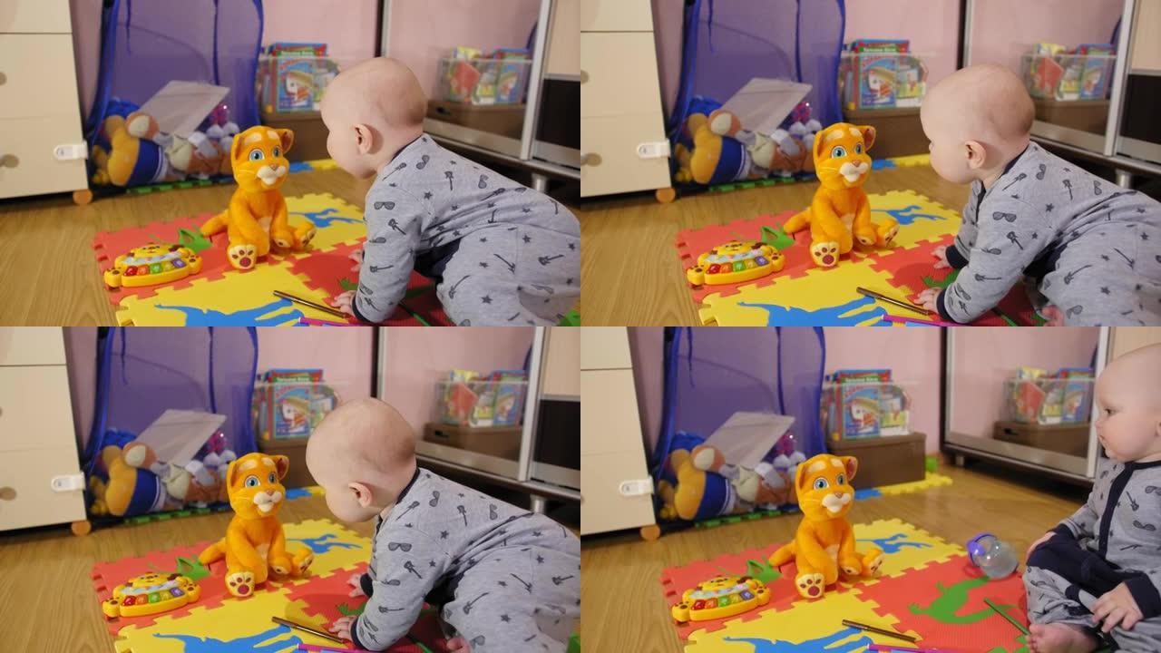 可爱的男婴在家里的地板上玩玩具。童年、孩子和人的概念。特写镜头。