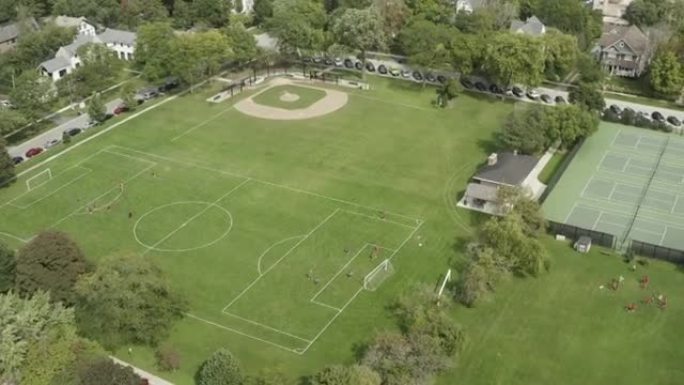 带有棒球钻石，网球场和足球场的郊区运动场的鸟瞰图。