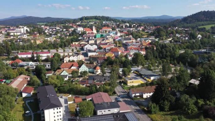 在巴伐利亚森林中，无人机的航拍镜头逐渐上升，可以看到德国Grafenau镇
