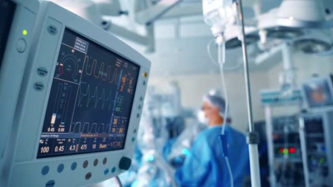 手术室监护仪上心电图病人的情况。屏幕上的心跳和血压。外科医生在手术室做手术。
