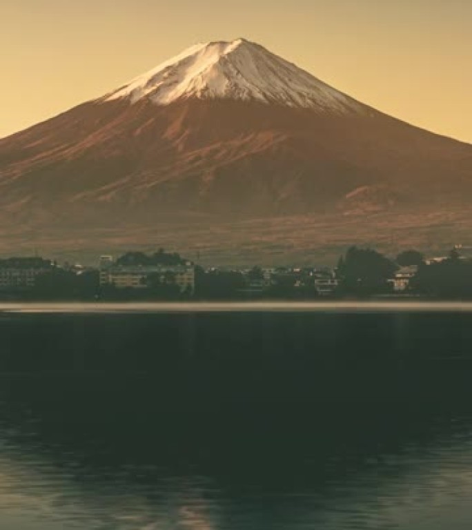 黎明时美丽的富士山