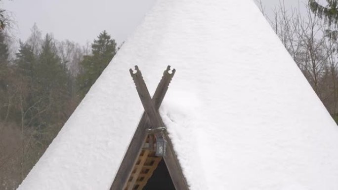 爱沙尼亚圆锥形帐篷上的厚厚的积雪