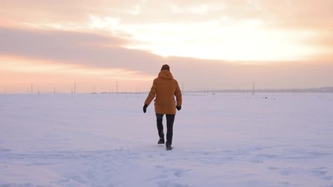 从寒冷的男人中筋疲力尽，跌落在白雪皑皑的田野中