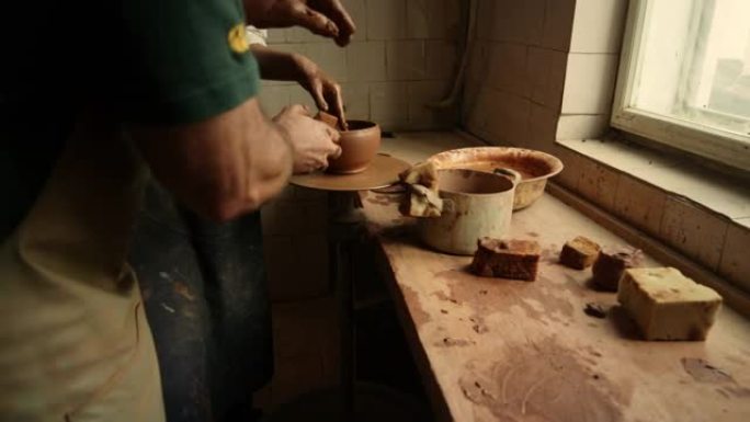 女人用慢动作雕刻陶器。男人教女人陶器工艺