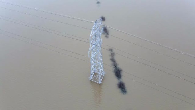 洪水中的深水中的电塔导致停电