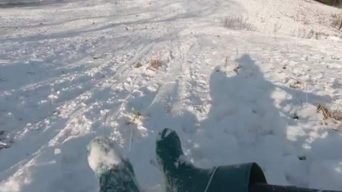 一个小男孩在新鲜的雪中滑下雪山的镜头