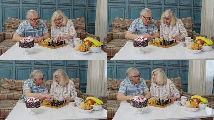 退休的高级夫妇在现代客厅休息室里聊天喝茶，下棋