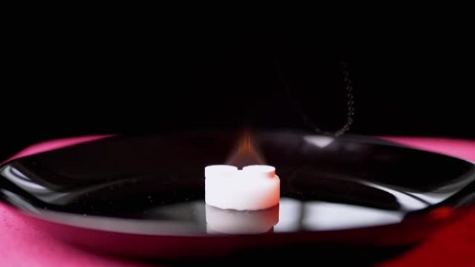 干酒精上葡萄糖酸钙片的明火。蜡烛。化学测试