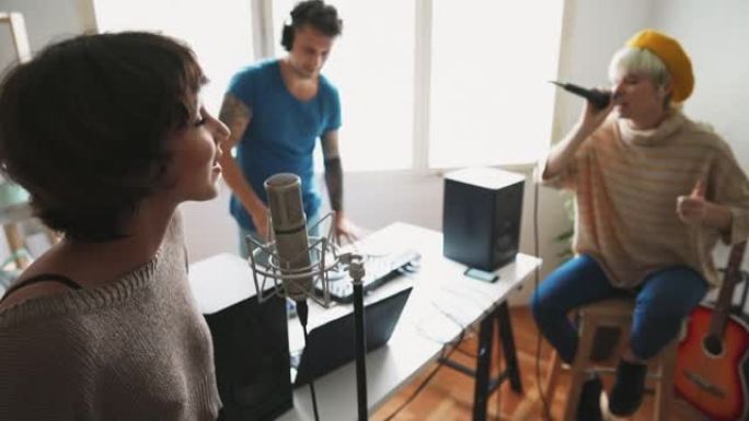 三位开朗的艺术家在家里的录音棚里制作新音乐