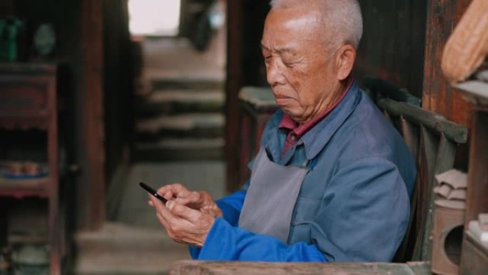 中国老人使用手机2