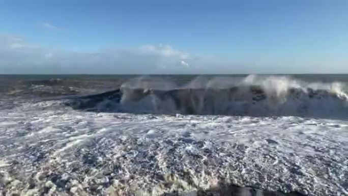 在晴朗和多云的天气中，非常波涛汹涌的海浪视频。