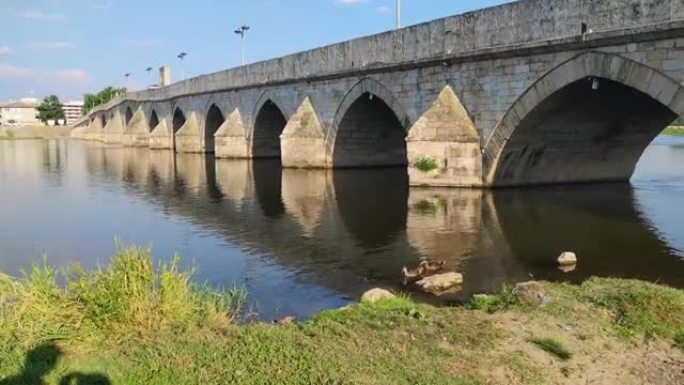 保加利亚斯维伦格勒镇马里察河上的十六世纪穆斯塔法帕夏桥 (旧桥)
