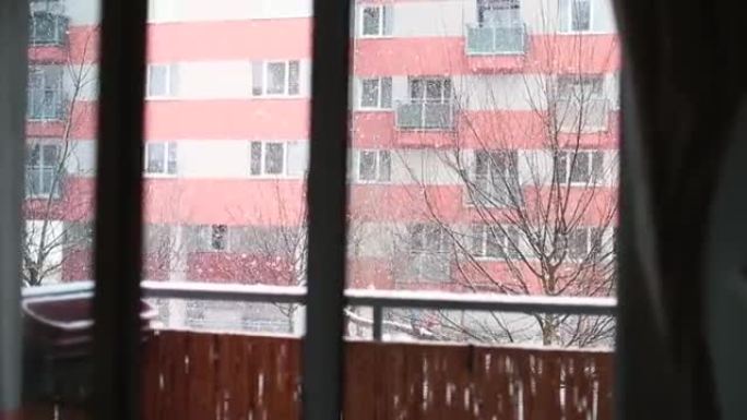 公寓窗景庭院雪花落在玻璃雪花落下后