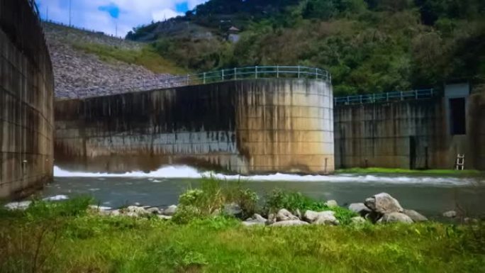 具有高边界墙的大坝出水口通道与旱季河流环境，提塔布·乌拉兰