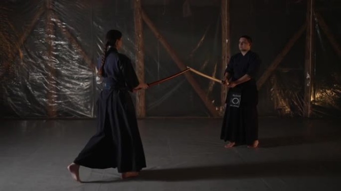 Iaido学生，在训练期间用剑练习一些凯茨