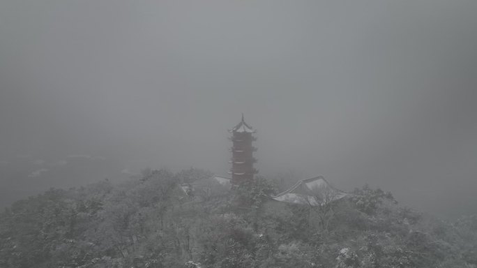 下雪天山顶宝塔航拍