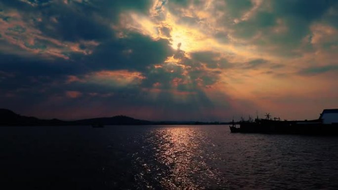 科斯达奇岛渔村上空戏剧性的日落天空