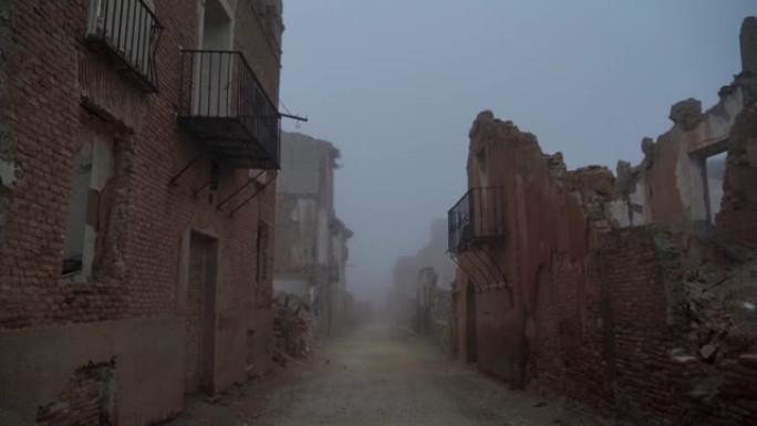 被炸毁的城镇的废墟被雾笼罩着。轰炸后的战争破坏