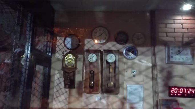 墙上挂着古董和独特的时钟，非常古老