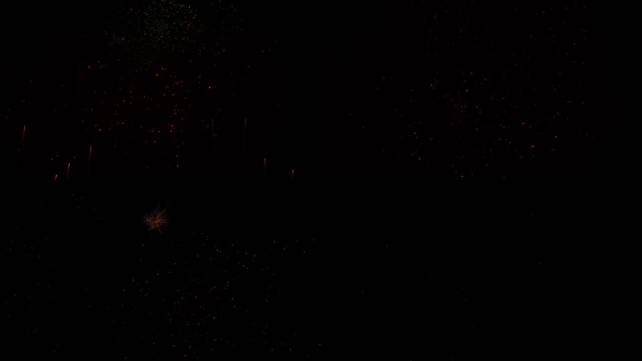 深黑色背景天空上的真实烟花，夜晚美丽多彩的烟花闪亮展示，实时4k画面。